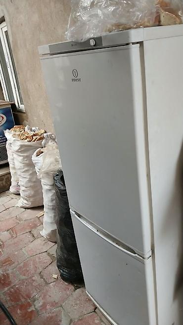 soyuduculari: Indesit markalı ikiqapılı soyuducu. Ağ rəngdədir, alt hissədə — 1