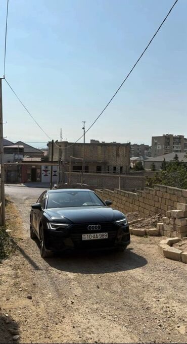Audi A8 avtomobili, qara rəngdə, müasir dizaynlı və geniş salonlu