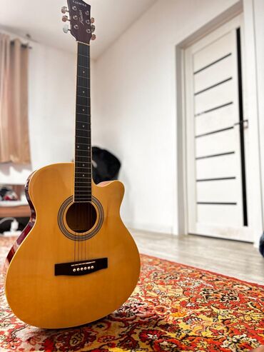 Гитары: Акустическая гитара в хорошем состоянии, без повреждений. Продам