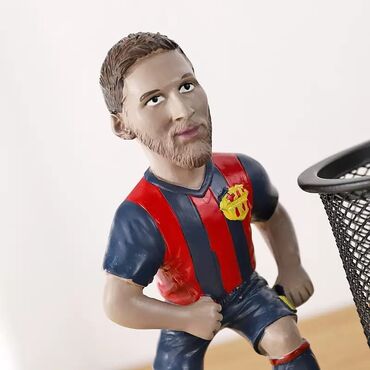Oyuncaqlar: Suvenır qelem, karandaş qabı.futbolcularin fiqurui ile.Futbolcu — 2
