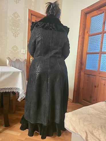 deri geyim: Qadınlar üçün uzun qara kürk-palto - Model: Uzun, A-kəsimli siluet — 4
