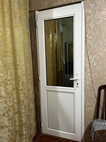 yazda qapi: PVC şüşəli qapı - Material: ağ rəngdə PVC profil - Dizayn: yuxarı