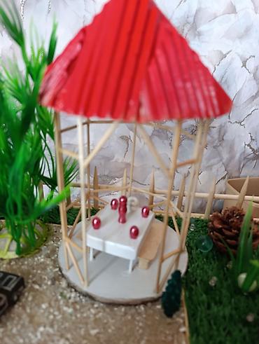 şekide satilan evler: Miniatür ev modeli, qırmızı damı və ətrafında hasarlı yaşıllığı ilə — 7