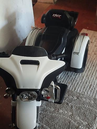 мотоцикл для детей: Uşaq üçün elektrikli üçtəkərli motosiklet - Rəng: ağ/qara - Korpus — 2