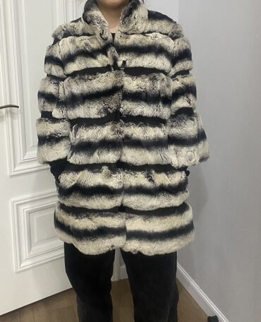 чёрное платье размер 50 52: Женская шуба из меха кролика с поперечным рисунком. - Длина: до