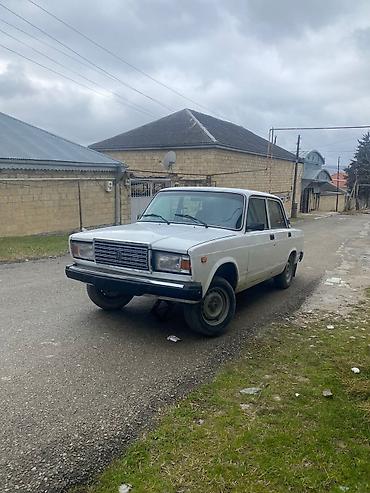 ucuz avto: VAZ 2107 sedan – klassik dizaynlı, ağ rəngdə. - Kuzov: 4 qapılı — 7
