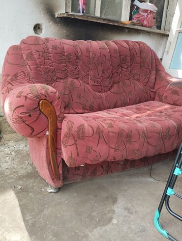 угловой диван с креслом: Цвет - Красный, Б/у