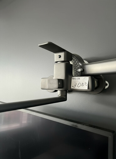 штатив профессиональный: Настенный кронштейн/держатель с регулируемым рычагом TRIGOR