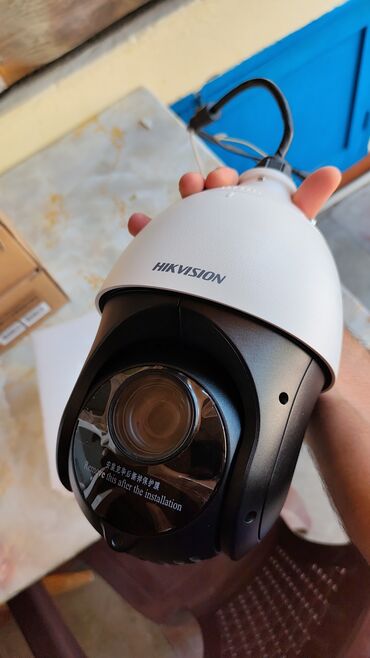 Hikvision brendinin bu ağ-qara rəngli PTZ tipli təhlükəsizlik kamerası