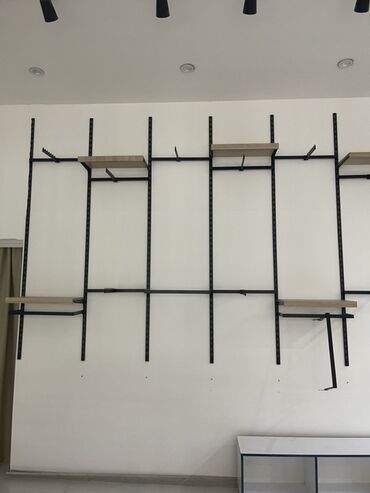 divar rəf: Qara metal konstruksiyalı paltar asılqan sistemi. Bu sistem, müxtəlif