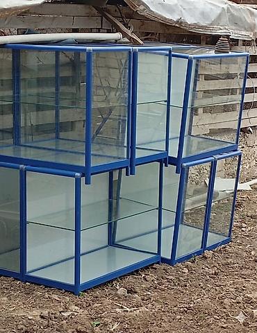 stellaj nədir: Vitrin şkaflar – şüşə və metal konstruksiya - Material: şəffaf qalın — 1