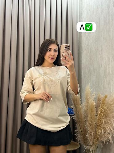 oversize tshirt: Qadın T-shirt kolleksiyası - Modellər: - Qara oversize T-shirt – ön — 3