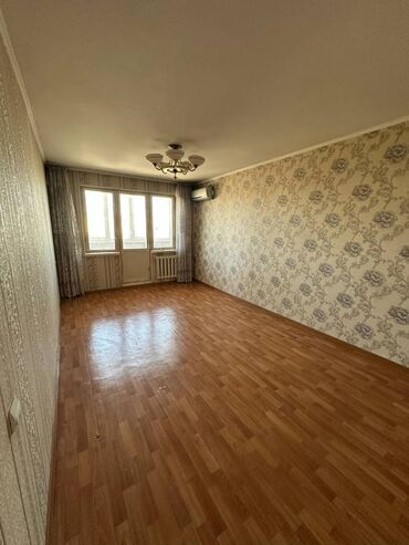 квартира рынок аламедин: 3 комнаты, 69 м², 5 этаж, Старый ремонт