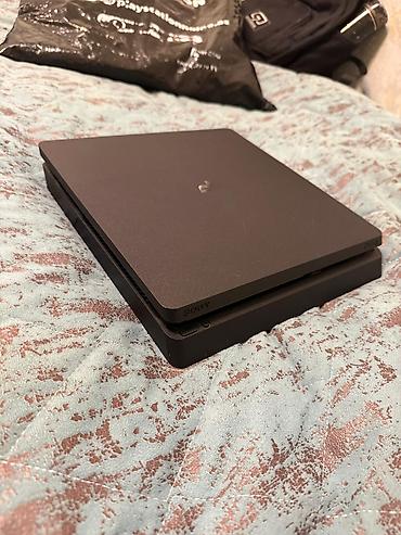 Sony PlayStation 4 Slim konsolu - Rəng: qara, kompakt “Slim” korpus -