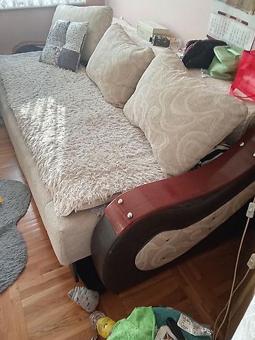 Sofe i kaučevi: Trosed/sofa sa elegantnim talasastim naslonima i bočnim naslonima od — 2