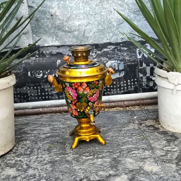 Миксеры: 1991-ci ildə ənənəvi üslubda hazırlanmış bu samovar, qızılı rəngdə