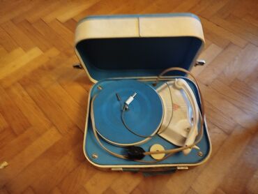 Stari uređaji: Retro,stari mali gramofon u koferu. Simpatican mali gramofon,vise kao — 14