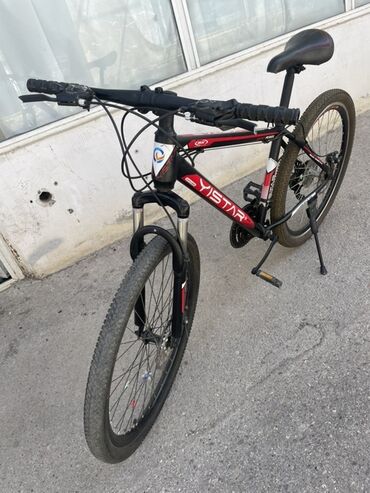Şəhər velosipedləri: Yistar markalı bu dağ velosipedi, qara və qırmızı rənglərin