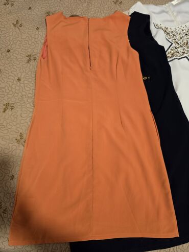 Qadın şalvarları: Bu dəstə müxtəlif üslublu dörd qadın şalvarı və bir qara ətək — 50