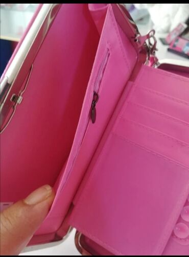 Novčanici: Torbica tri u jednom. Ima pregrade za novac, dokumenta, i deo za — 9