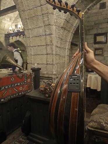 ako: Ud – Şərq simli musiqi aləti Xüsusiyyətlər: - Korpus: çoxzolaqlı — 5