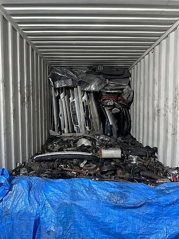 грузовой обмен: Контейнер, наполненный разнообразными автомобильными запчастями — 6