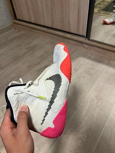 Кроссовки и спортивная обувь: Борцовки Nike белого цвета с контрастными деталями. Обувь имеет — 6