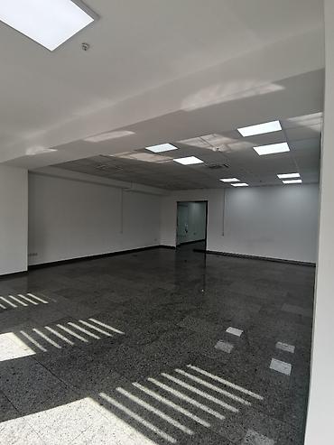 Коммерциялык мүлк: Ижарага Толугу менен кеңсе: Авиакасса, Акча алмаштыруу, Фотостудия, 140 м², Бизнес борборунда, Ремонту менен, Юридикалык дареги менен, Биринчи катар, Бийик шыптар менен — 2