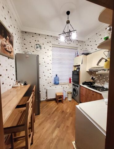 Uzunmüddətli kirayə mənzillər: Mənzil Elmlər Akademiyasi. metrosuna yaxın ərazidə yerləşir.Piyada 3-4 — 6