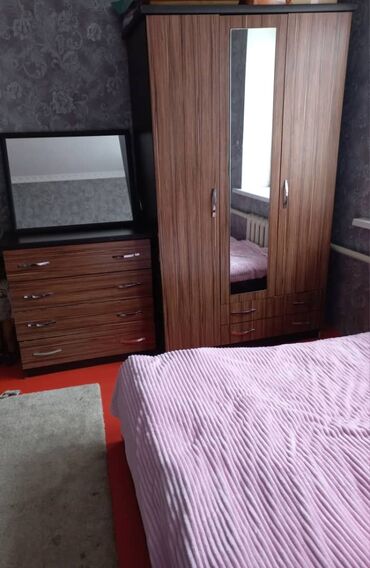 спальный гарнитур комплекте: Спальный гарнитур, Двуспальная кровать, Шкаф, Комод, цвет - Оранжевый, Б/у