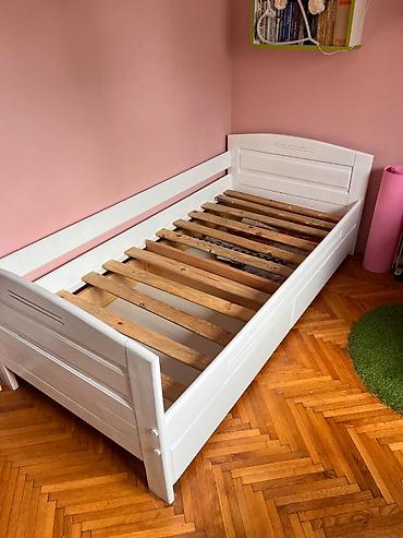 Kreveti: Singl krevet od punog drveta ofarban u belu boju. Krevet ima dve — 2