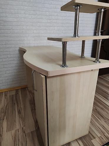 tek stol: Düz masa, Siyirməsiz, Polkalı, Sadə laminat — 4