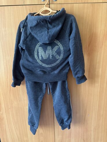 Верхняя одежда: Платье на девочку 4-5 лет 300 сом Спортивка Michael kors красная на 5 — 9