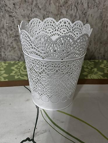 su radiator: Ağ rəngli, naxışlı deşik ornamentli metal qab. Ağız hissəsi dalğalı — 1