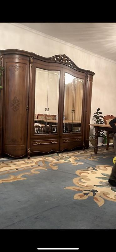 Продаю большой ковер
Размеры 8 метров на 4.20 метра 
Требуется Мойка