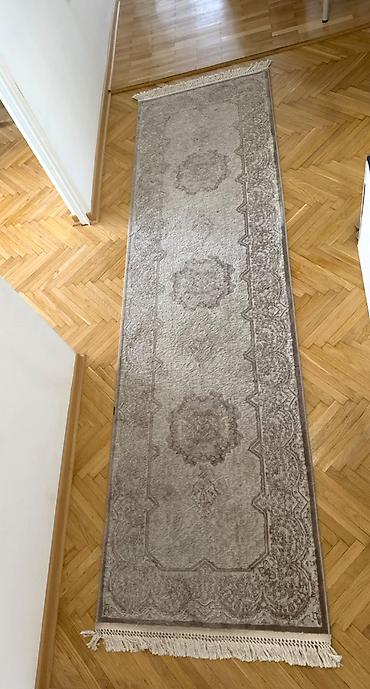 - Tip: uska staza za hodnik ili prolazne zone - Dimenzije: 80 × 290 cm