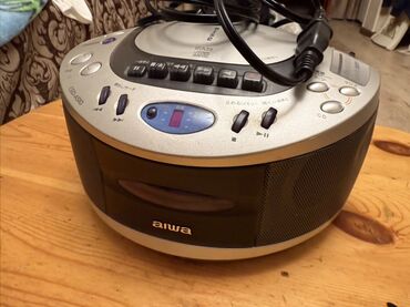 телевизор на машину: Портативный CD-плеер Aiwa в сером корпусе, идеально подходящий для