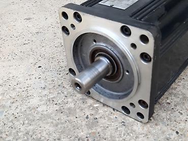 Elektromotori: Servo motor MAC 093C, sa enkoderom i kocnicom Precnik osovine je 24mm — 4