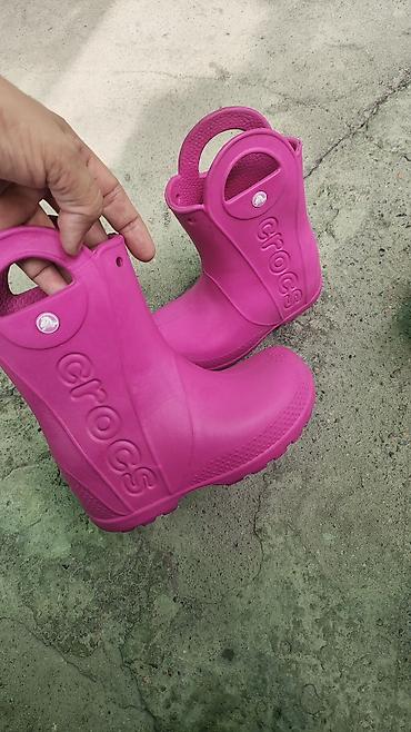 Детская обувь: Детские резиновые сапоги Crocs Handle It Rain Boot, цвет ярко‑розовый — 2
