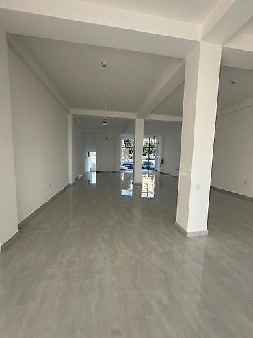əmlak: Kommersiya obyektinin icarəsi/satışı üçün geniş və işıqlı məkan. - — 8
