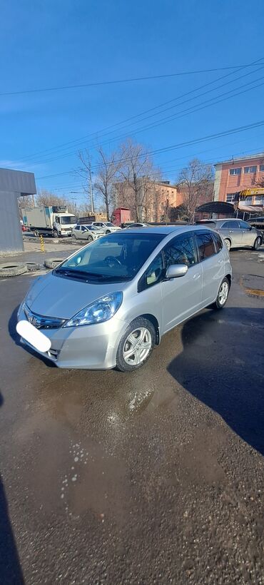 Honda: Honda Fit: 2011 г., 1.3 л, Вариатор, Гибрид, Хэтчбэк