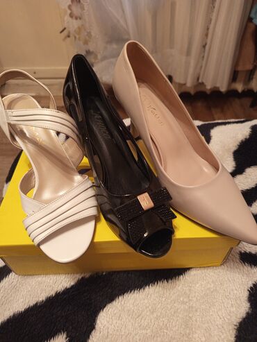 кроксы белые: Продаю туфельки на каблуках на праздники, надетые только по одному