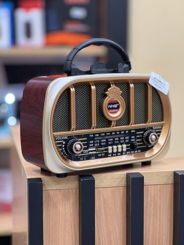 Radio: Retro radio Butun kanalları tutur Usb kart Auks cixişi var Blutuznan