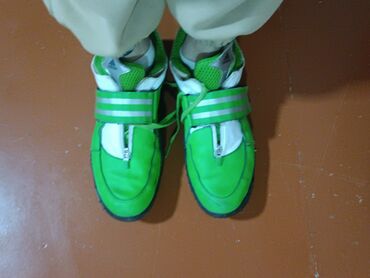 Личные вещи: Кроссовки для лёгкой атлетике, шиповки 45 размер зелёного цвета б/у но