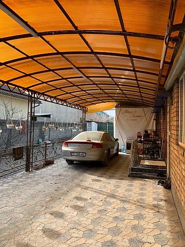 Продажа коттеджей и домов: Продаётся двухэтажный кирпичный дом с закрытым двором и навесом. В ж/м — 15