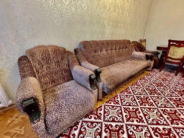 спальня диван: Мягкий мебельный гарнитур, состоящий из трехместного дивана и двух