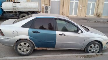 Ford: Model: Ford Focus sedan (1-ci nəsil), gümüşü rəngdə kuzov, sağ tərəfdə — 4