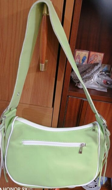 Άλλα: Πράσινη τσάντα με μικρή εσωτερική και εξωτερική θήκη. 2 ευρώ και