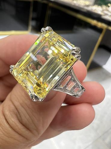 Серебряные украшения: Авторское кольцо с крупным желтым камнем изумрудной огранки. - — 1