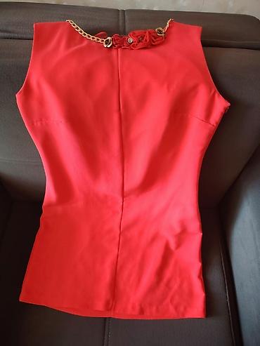 versage sep: Qırmızı rəngdə zərif qadın donu - Model: qolsuz, bədənə oturan kəsim — 2